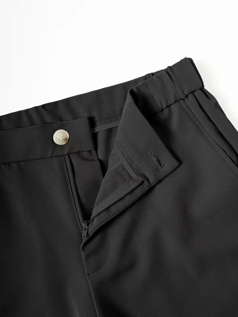 Zomerse heren chino shorts in zandkleur, getoond op model, met zijzakken voor een ontspannen stijl.