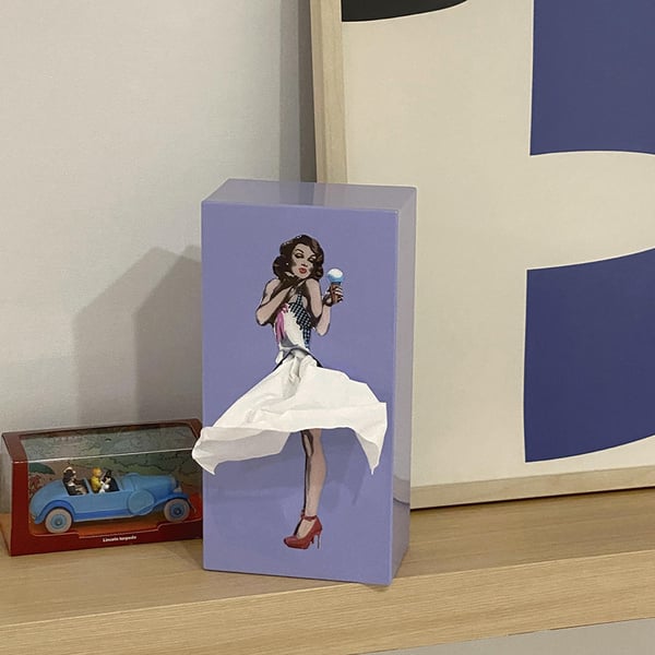 Design tissuebox in vliegende rok vorm, een uniek en kleurrijk woonaccessoire dat speelsheid toevoegt aan elk interieur.