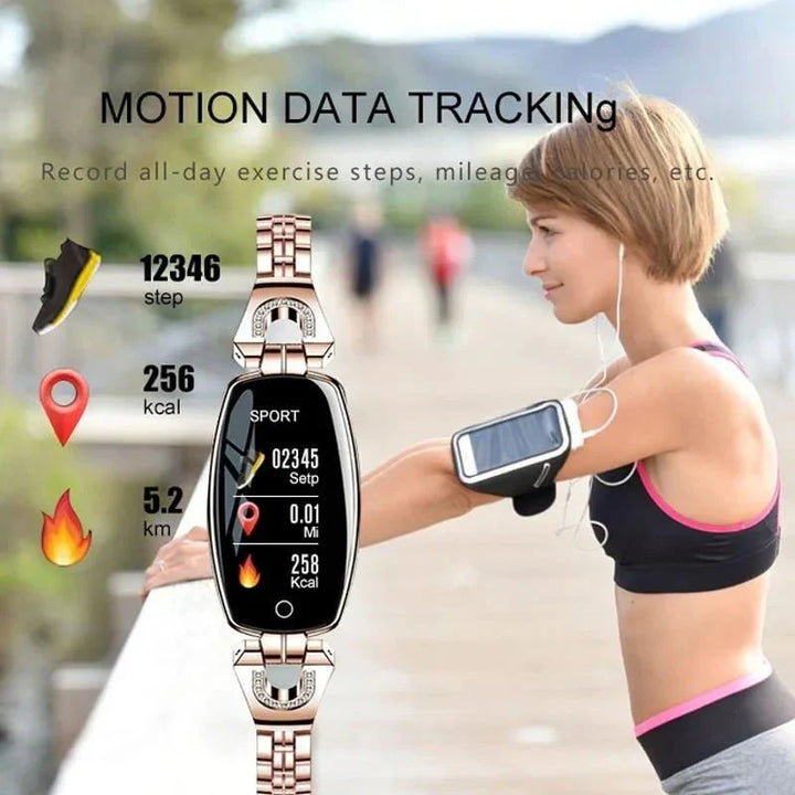 Detail van zwarte waterdichte fitness armband voor dames, stijlvol ontwerp voor actieve levensstijl.