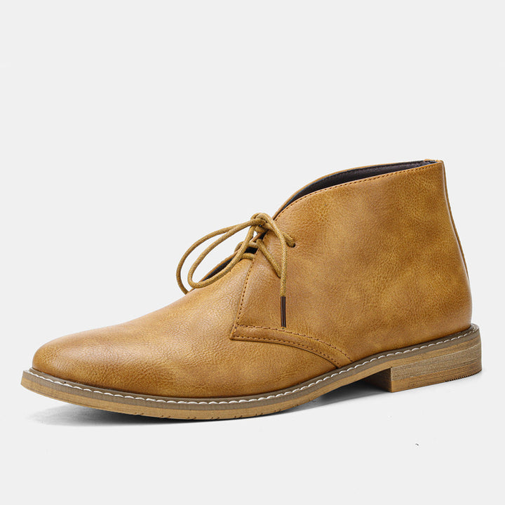 Man draagt elegante Hugo desert boots in vintage stijl; perfect voor casual en semi-formele outfits.