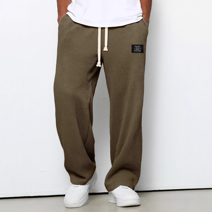 Detail van de wafeltextuur op de herenbroek CJ26. Comfortabele, casual broek met trekkoord en handige zakken.