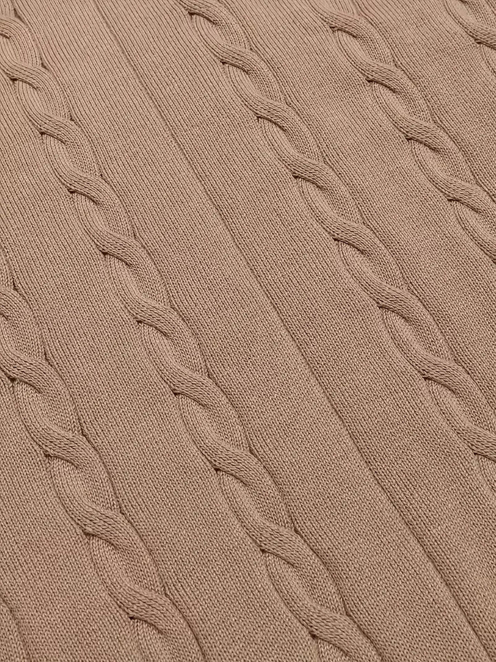 Comfortabel mouwloos heren vest, V-hals, elegant kabelpatroon, perfect voor koelere avonden.