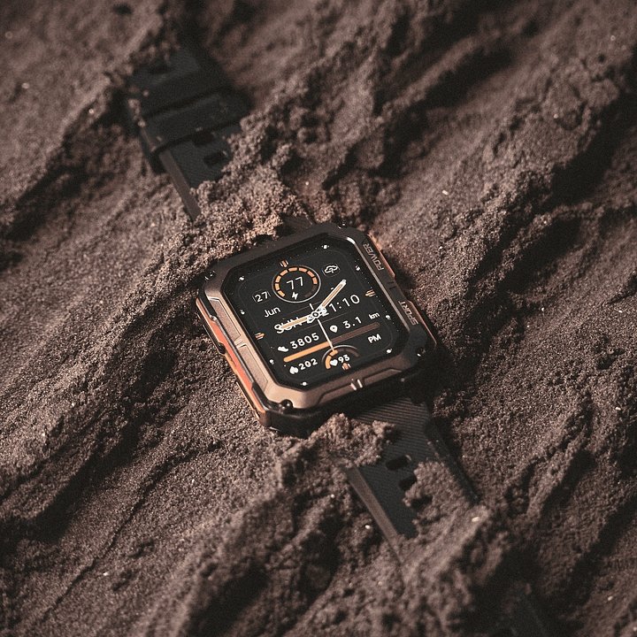 Heren robuuste smartwatch met groot digitaal scherm en stevige knoppen, ontworpen voor duurzaam gebruik.