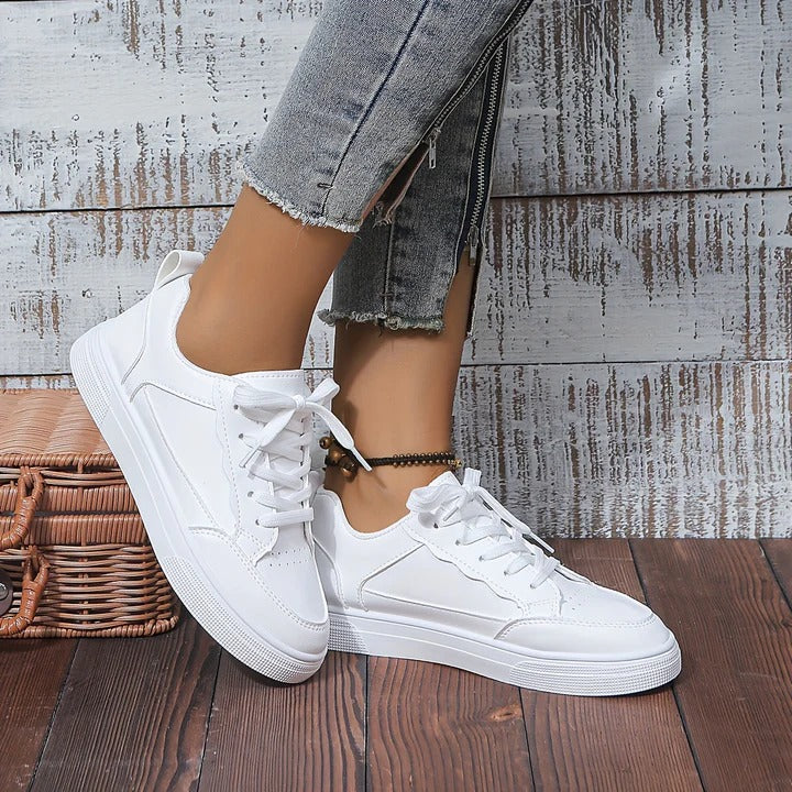 Trendy witte dames sneakers met tijdloze stijl. Perfect voor een modieuze casual look.