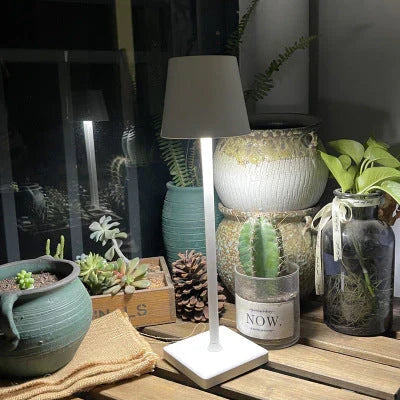 Elegante LumiAura LED tafellamp, dimbaar en draadloos met subtiele lichtuitstraling voor elke ruimte.