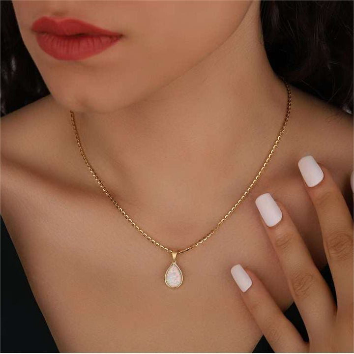 18K gouden damesketting met een betoverende natuurlijke opaal druppel als hanger. Modieus sieraad.