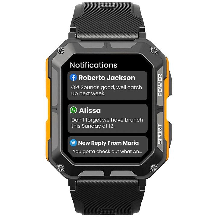 Man draagt robuuste, waterdichte smartwatch met siliconen bandje tijdens buitenactiviteiten. Sportief herenhorloge.