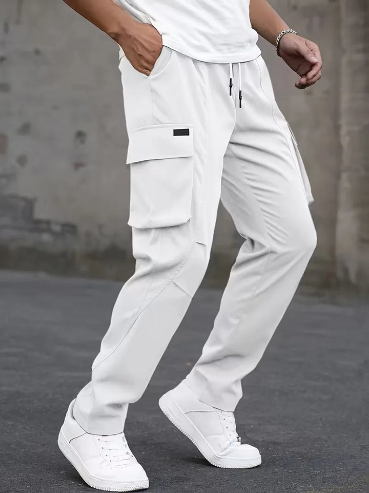 Stijlvolle zwarte heren cargo broek, rechte pijp, ideaal voor casual comfort.