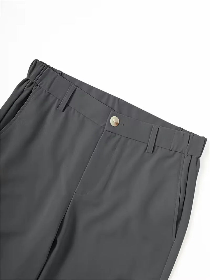 Heren chino shorts in denimblauw, met straight leg, zijzakken en riemlussen, perfect voor casual stijl.
