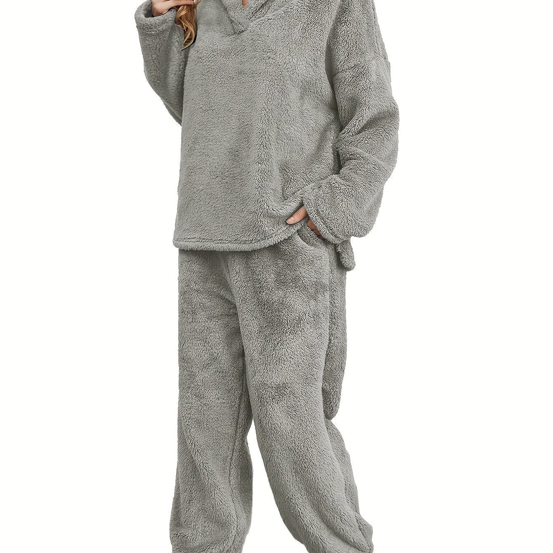 Vrouw ontspant in warme Fenna coral fleece dames loungewear set. Ideale homewear voor comfortabele winteravonden.
