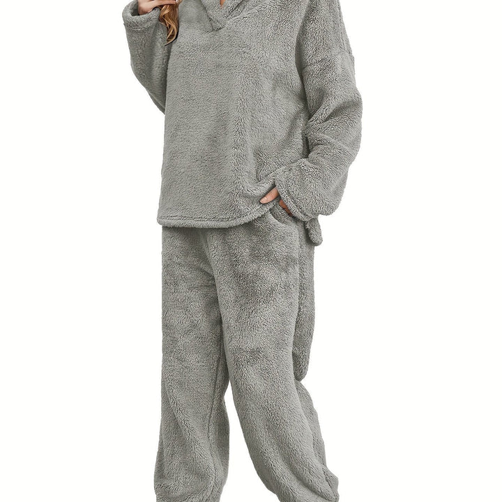 Vrouw ontspant in warme Fenna coral fleece dames loungewear set. Ideale homewear voor comfortabele winteravonden.