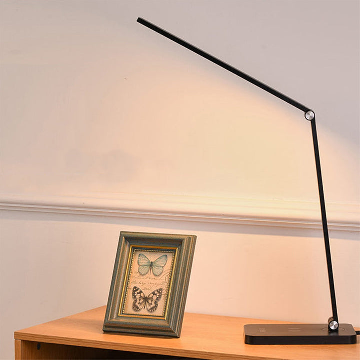 Detail van LumiGlow bureaulamp: draadloos oplaadpad en touchbediening voor dimbare LED-verlichting.
