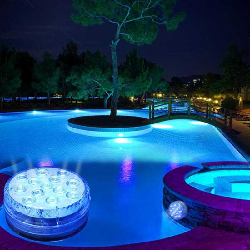 Creëer magische sfeer met deze waterdichte LED onderwaterlamp, instelbaar via afstandsbediening.