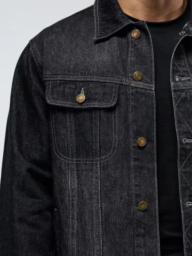 Modern heren spijkerjack met lange mouwen, combineert klassieke trucker stijl met hedendaagse streetwear.