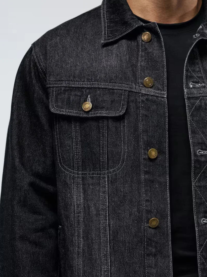 Modern heren spijkerjack met lange mouwen, combineert klassieke trucker stijl met hedendaagse streetwear.
