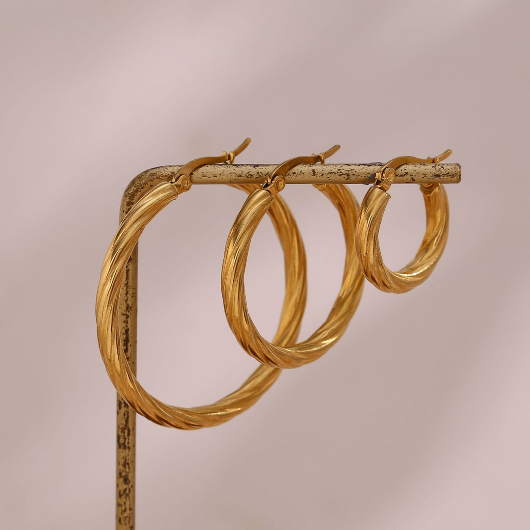 Dames gouden gedraaide C-vormige oorringen van roestvrij staal; luxe en tijdloze sieraden voor elke outfit.