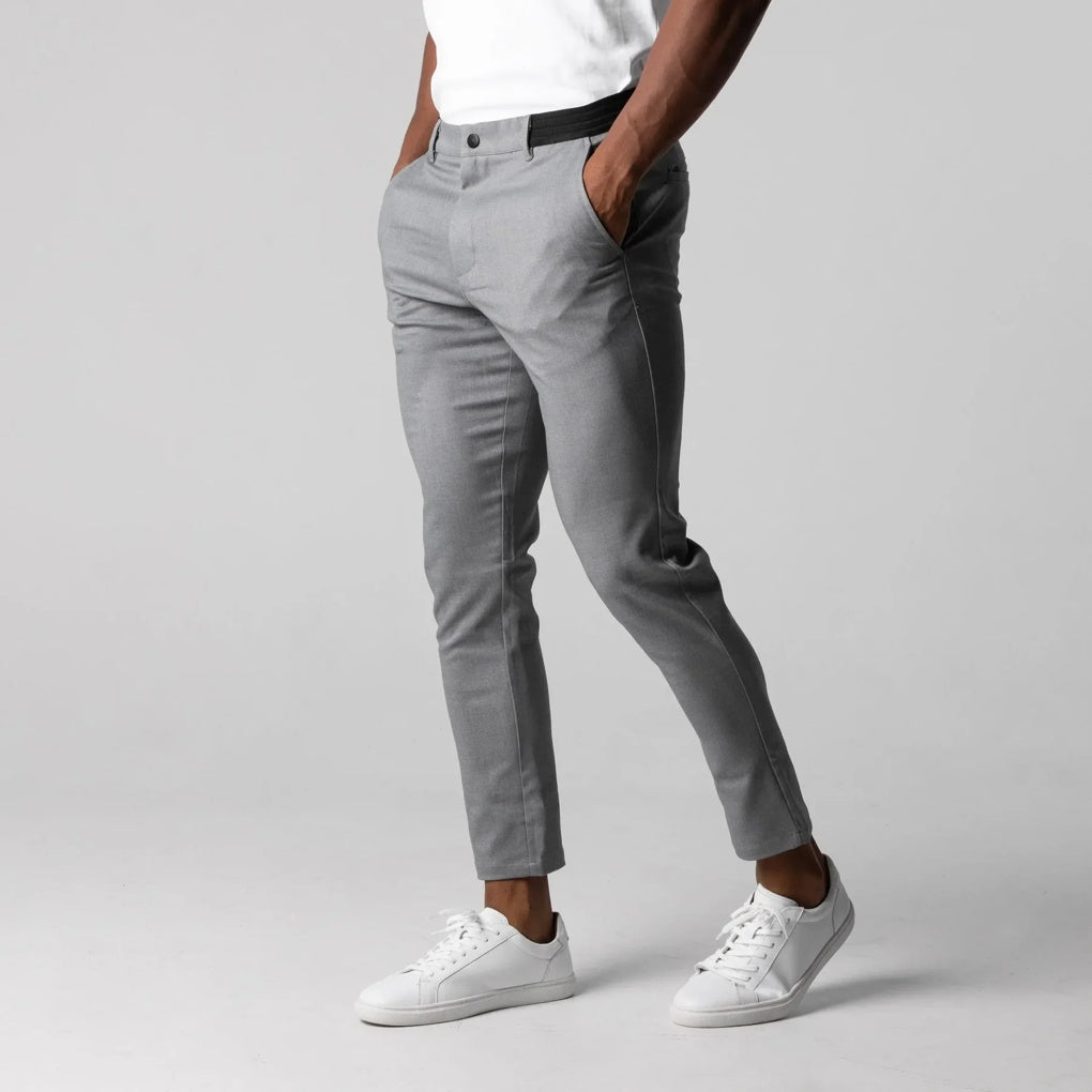 Grijze heren chino van katoenmix, comfortabel en veelzijdig voor casual en semi-formele looks. Perfecte alledaagse stijl.
