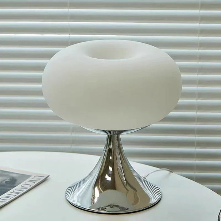Witte en groene glazen appel tafellamp met uniek vintage Bauhaus design. Sfeervolle verlichting.