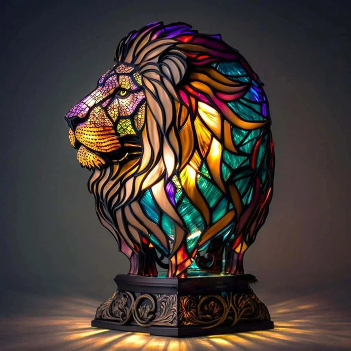 Functionele kunst: een artistieke glas-in-lood dierenlamp die zowel verlicht als decoreert.