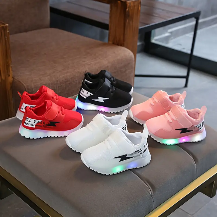 Zwarte kinderschoenen met LED verlichting, comfortabele pasvorm en antislipzool, perfect voor actieve jongens.