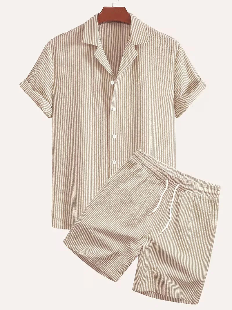 Ademende heren zomer outfit: casual shirt met korte mouwen en matching shorts voor comfort.