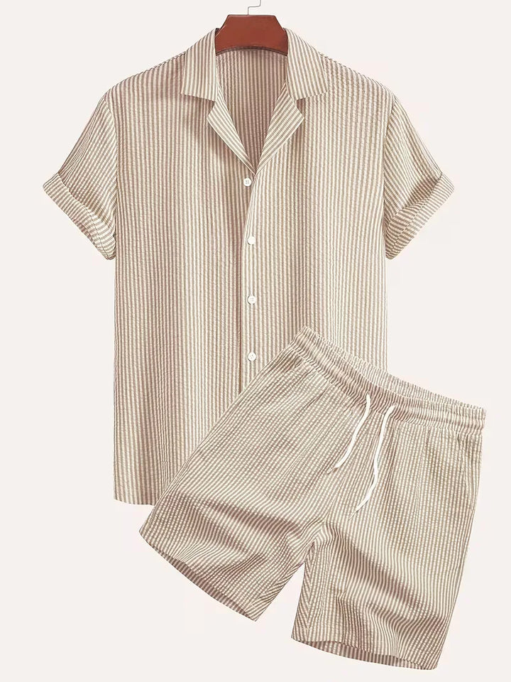 Ademende heren zomer outfit: casual shirt met korte mouwen en matching shorts voor comfort.
