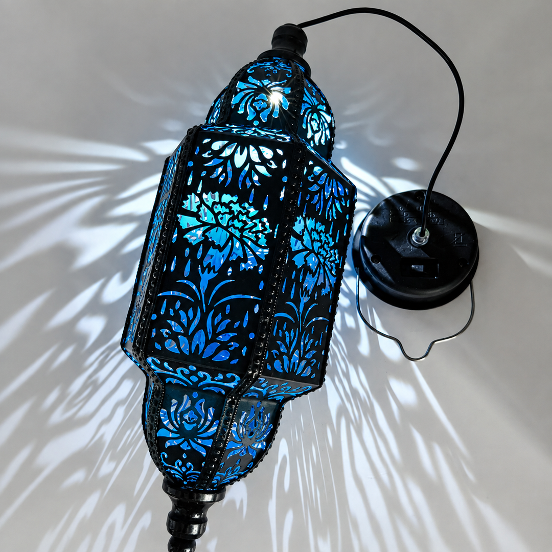 Metalen Marokkaanse solar LED sfeerlamp, brengt vintage elegantie en warm licht naar buiten.