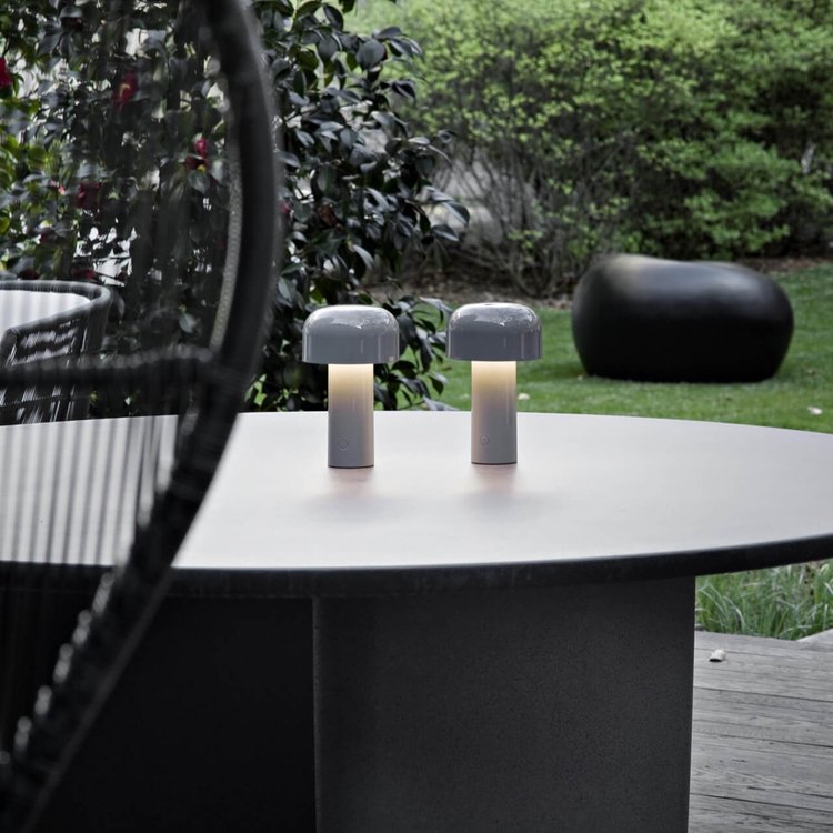Drie kleuren dimbare Luminor LED tafellamp, draagbaar en eenvoudig op te laden via USB-C.