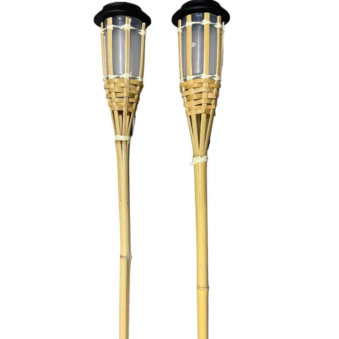Hangende bamboe solar vlam lantaarn. Deze buitenlamp met natuurlijk vlam-effect verlicht elke avond.
