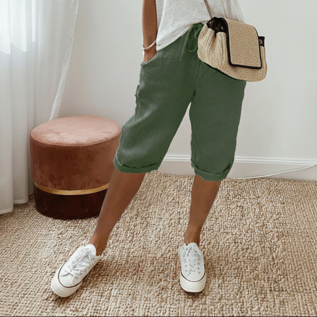 Zachte katoen-linnen dames shorts met relaxte pasvorm, elastische taille en subtiele textuur, voor casual mode.