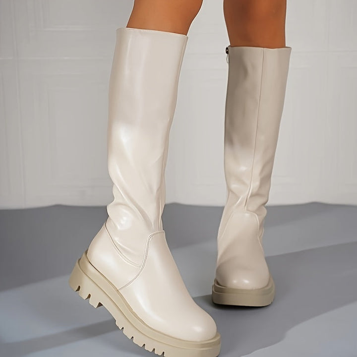 Tijdloze beige dameslaarzen met comfortabele halfhoge hak. Accentueert elegantie en draagcomfort.