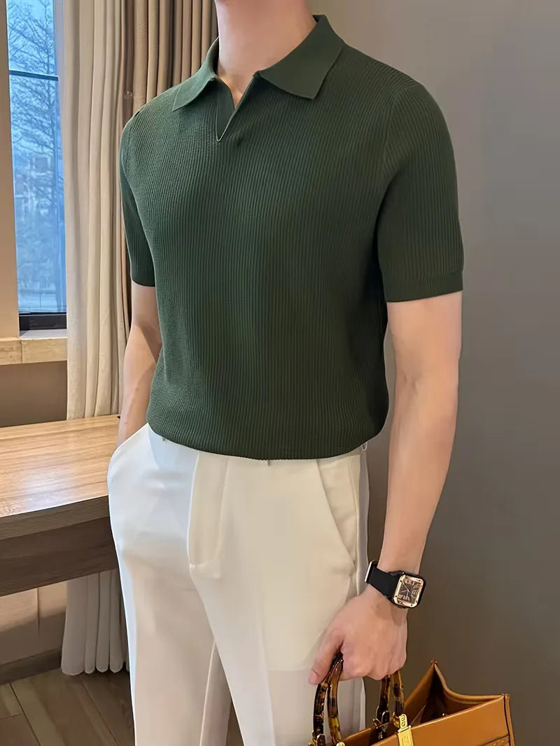 Stijlvolle heren polo met diepe V-hals en korte mouwen, perfect voor een moderne zomeroutfit.