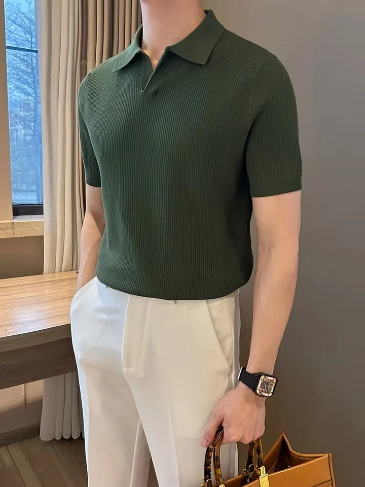 Stijlvolle heren polo met diepe V-hals en korte mouwen, perfect voor een moderne zomeroutfit.