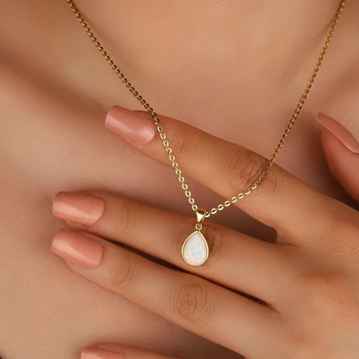Elegante 18K gouden ketting met druppelvormige natuurlijke opaal hanger. Luxe dames sieraad.