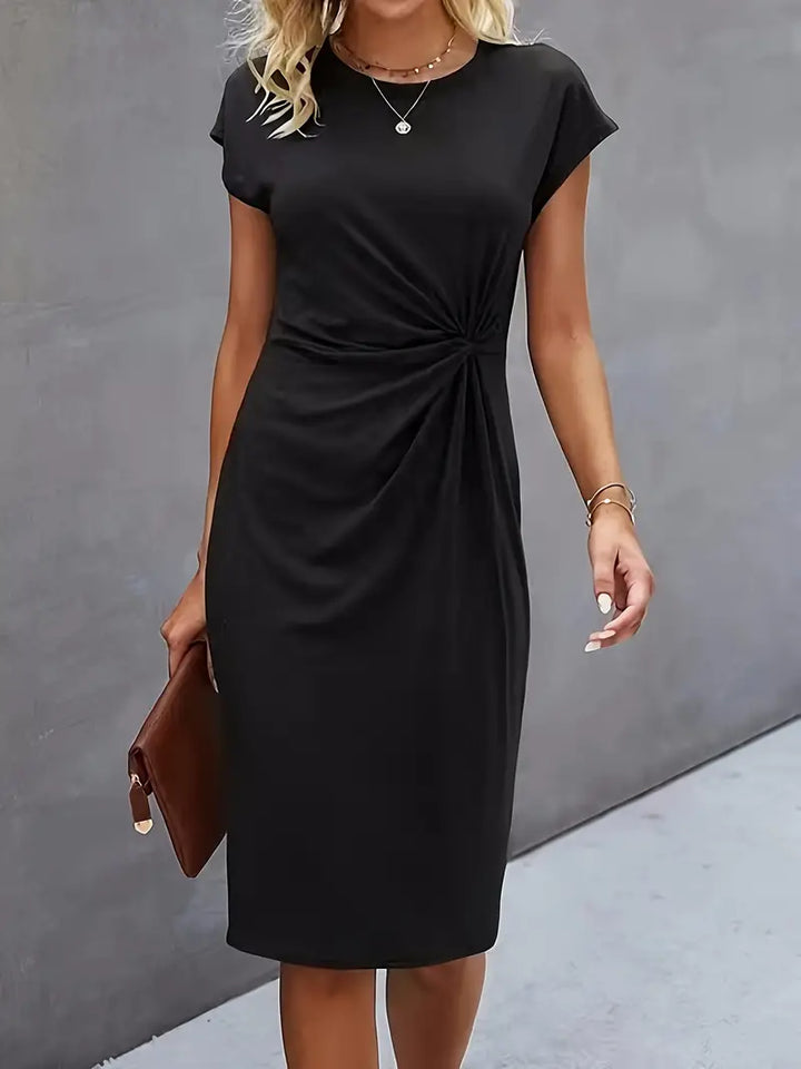 Zwart vormgevend damesjurkje, elegant en tijdloos. Perfect voor feestelijke of zakelijke gelegenheden.