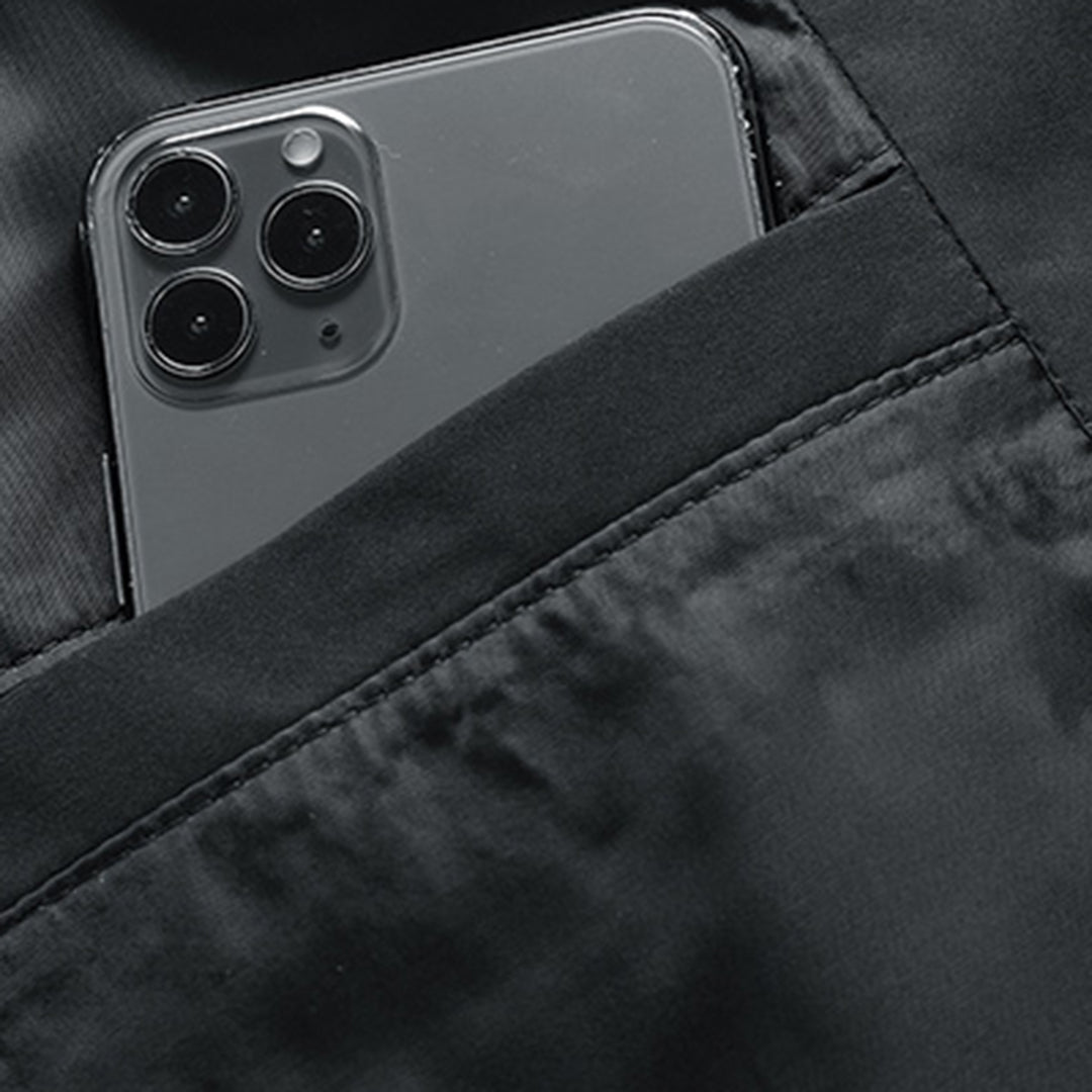 Achterkant van een casual gewatteerd herenjack, comfortabele bovenkleding.
