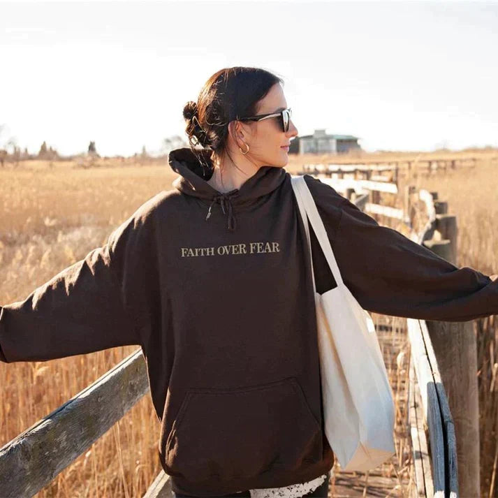 Zachte uniseks hoodie Faithmore 'Geloof Over Angst' voor heren. Comfortabele christelijke trui.