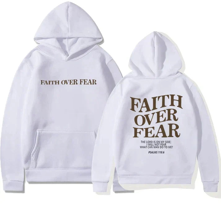 Close-up van uniseks hoodie 'Geloof Over Angst' print. Inspirerende christelijke mode met bijbeltekst.