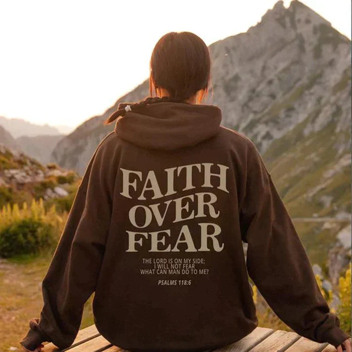 Zwarte uniseks hoodie met 'Geloof Over Angst' (Psalm 118:6) print. Comfortabele christelijke kleding.