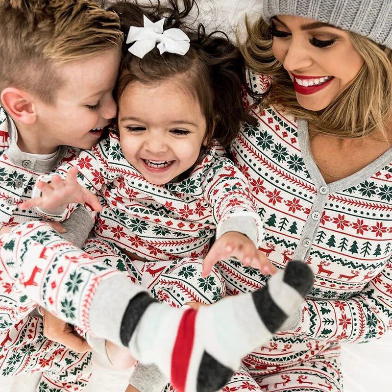 "Familie kerst pyjama's, comfortabel en stijlvol, zachte katoenen stoffen, rood met witte accenten, voor jong en oud."