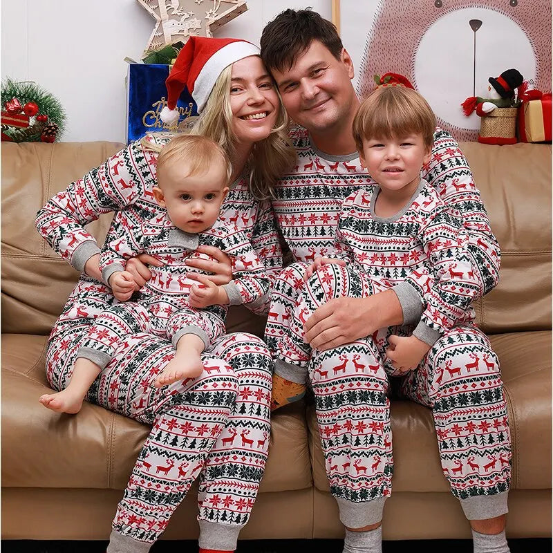 "Familie kerst pyjama's, comfortabel en stijlvol, zachte katoenen stoffen, rood met witte accenten, voor jong en oud."