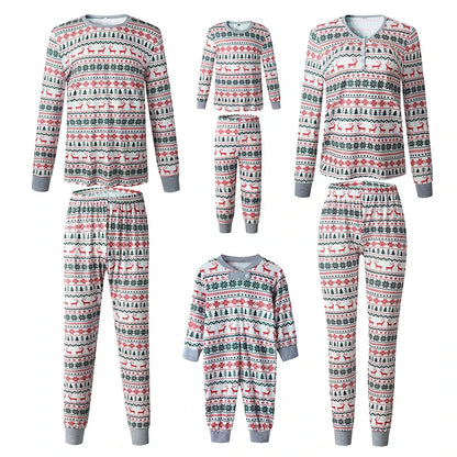 "Familie kerst pyjama's, comfortabel en stijlvol, zachte katoenen stoffen, rood met witte accenten, voor jong en oud."