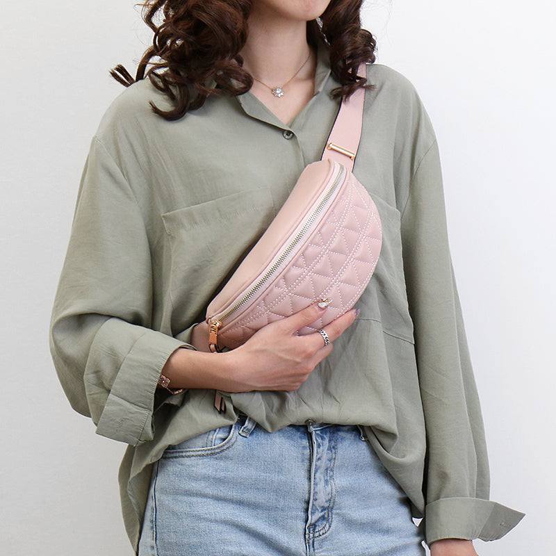 Zwart dames heuptasje met stoere ruitjesprint. Modieuze en functionele PU leren crossbody tas.
