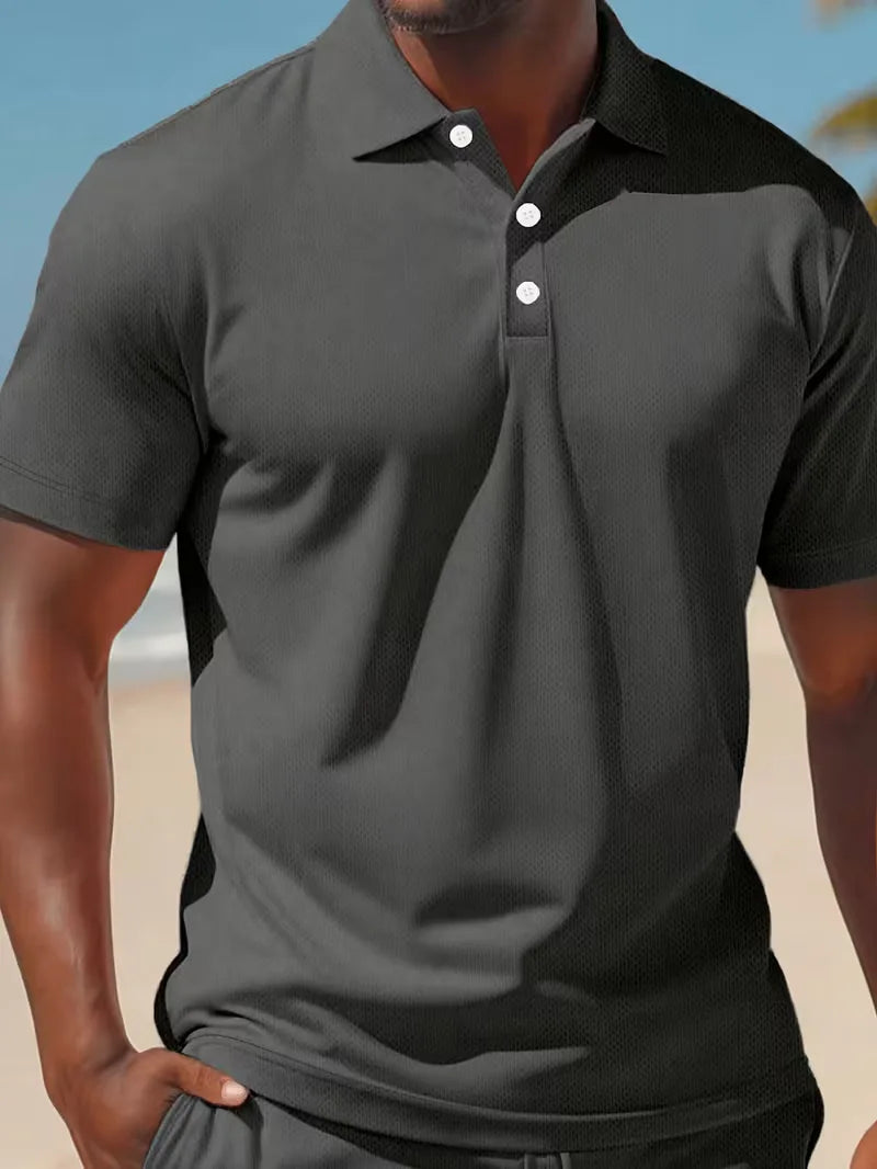 Heren lichtblauwe polo V-hals en witte shorts, comfortabele tweedelige zomerset.