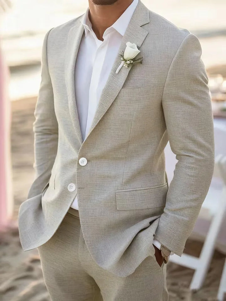 Stijlvol slim fit herenpak van beige linnen. Ideaal als zomerpak of lentepak voor elke gelegenheid.