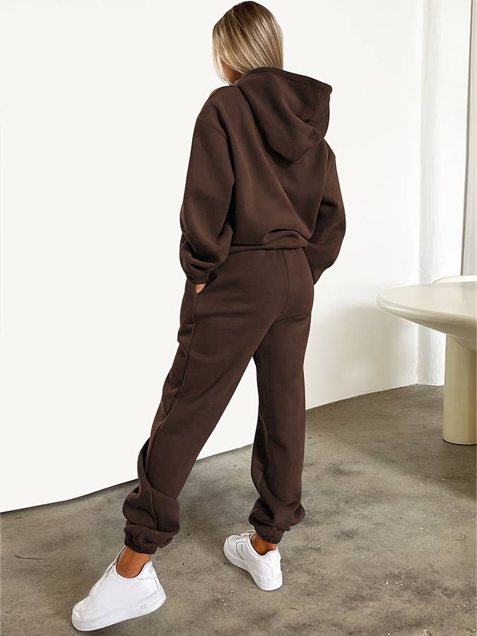 Nieuwe collectie dames jogging set: comfortabele kleding, perfect als sportieve outfit of casual vrijetijdskleding.