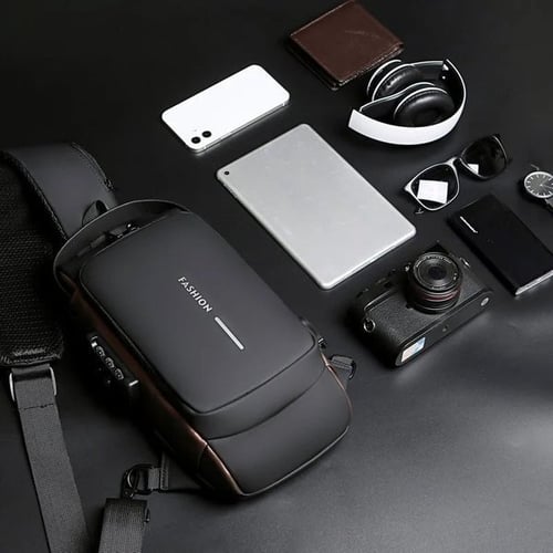 Compacte heren crossbody tas, perfect als dagelijks accessoire met anti-diefstal functionaliteit en USB.