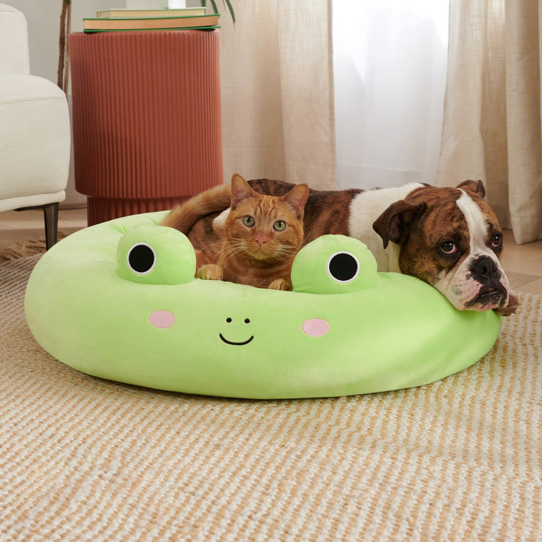 Pluche huisdierbed met kleurrijk dieren- en fruitontwerp, een vrolijke rustplek voor kleine huisdieren.