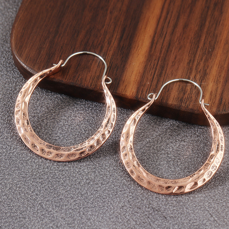 Dames retro etnische statement oorbellen met unieke vintage bohemian stijl. Perfecte sieraden accessoire.