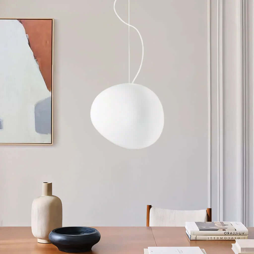 Witte kiezel hanglamp, modern design. Elegante plafondlamp voor sfeervolle verlichting in woonkamer.